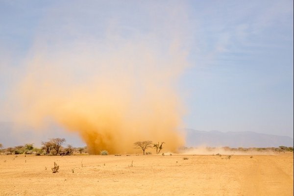 Une tempête de poussière pendant la saison sèche à Olkiramatian dans la Vallée du Rift au Kenya. © Georgina Goodwin