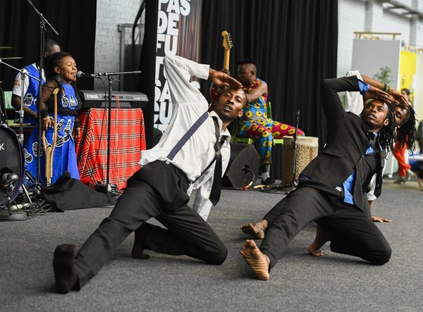 Programme culturel des JED 2016 : ‘The Jumping Village’ présente les conséquences de l’accaparement des terres en Afrique sous la forme d’un spectacle de danse et de musique dans le cadre du projet « Art against poverty » (l’art contre la pauvreté) financé par ACPCultures+.