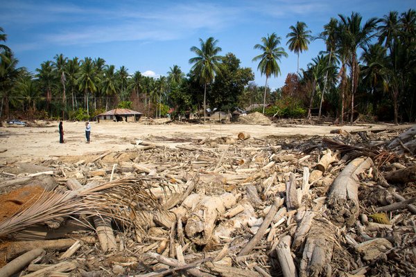 Devastation from a flash flood that struck the village of Lemusa, Central Sulawesi, Indonesia. Climate change is expected to increase the number and intensity of floods in many regions of the world. <br/>: Photo: ©IFAD/Roger Arnold