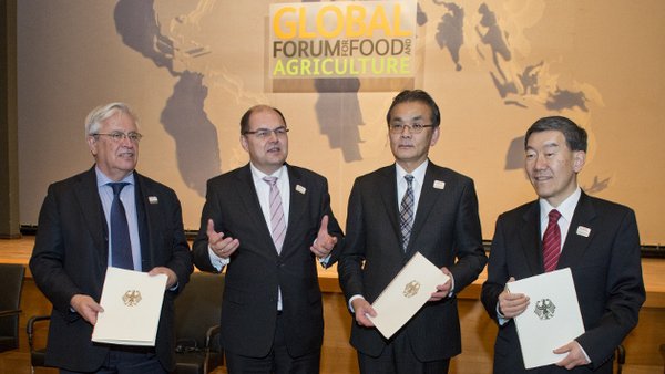 Germany’s Minister of Agriculture Christian Schmidt (2nd from left) handing over the Final Communiqué to UN-Habitat Executive Director Joan Clos (left), China’s Permanent Representative to the UN Food and Agriculture Organization (FAO) Niu Dun (right) and Japan’s Vice-Minister of Agriculture Hiromichi Matsushima (2nd from right).