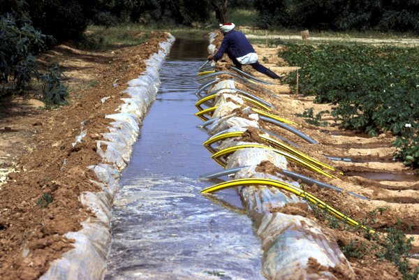 Irrigation par siphon en Tunisie. <br/>Photo:© FAO