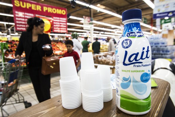 Promoting local milk to customers in a supermarket, Agadir , Morocco.<br/> Photo: ©FAO/Alessandra Benedetti / FAO