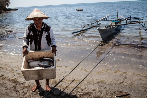Yohan Hontong, fisherman on Lembeh Island, North Sulawesi, Indonesia: Many livelihoods depend on fisheries.<br/> Photo: ©IFAD/Susan Beccio