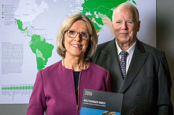 Bärbel Dieckmann and Klaus von Grebmer presenting the 2016 Global Hunger Index in Berlin.