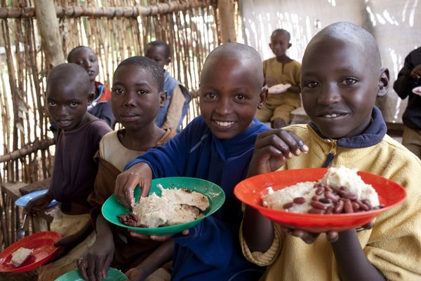 Enfants du Bénin recevant leur repas scolaire.