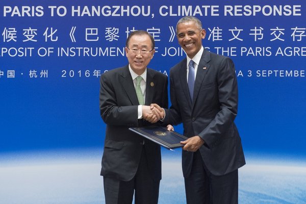 Le Secrétaire général Ban Ki-moon (à gauche) reçoit les instruments de ratification de l'Accord de Paris des mains de Barack Obama, Président des États-Unis, lors d'une cérémonie spéciale organisée à Hangzhou, Chine (3 septembre 2016).