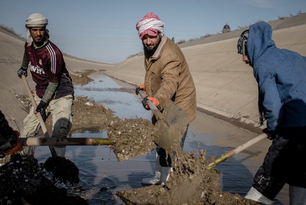 Cleaning the main Al Jazeera irrigation canal to resupply water for agricultural production.<br/>Photo: ©FAO/Cengiz Yar