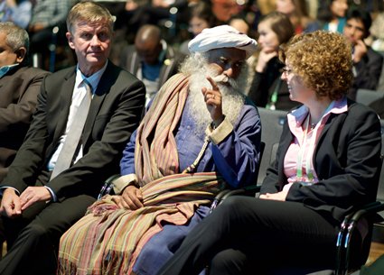Eric Solheim (à gauche), Sadhguru et Karin Kemper bavardent lors du Forum. <br/> Photo: © Global Landscapes Forum