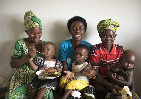 Des mères rwandaises nourrissent leurs enfants avec de la purée de patates douces biofortifiées.