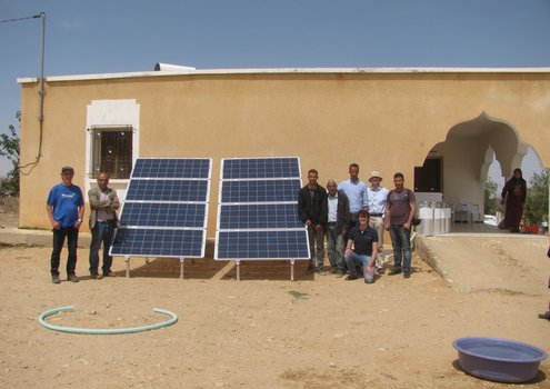 Installation d'un système solaire pour la réfrigération du lait de vache dans le cadre d'un projet pilote en Tunisie. <br/>Photo: Université de Hohenheim/Victor Torres Toledo