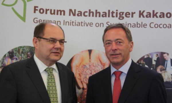 Germany’s Agriculture Minister Christian Schmidt (left) and Wolf Kropp-Büttner, Board Chairman of the Sustainable Cocoa Forum. © R. Krieg